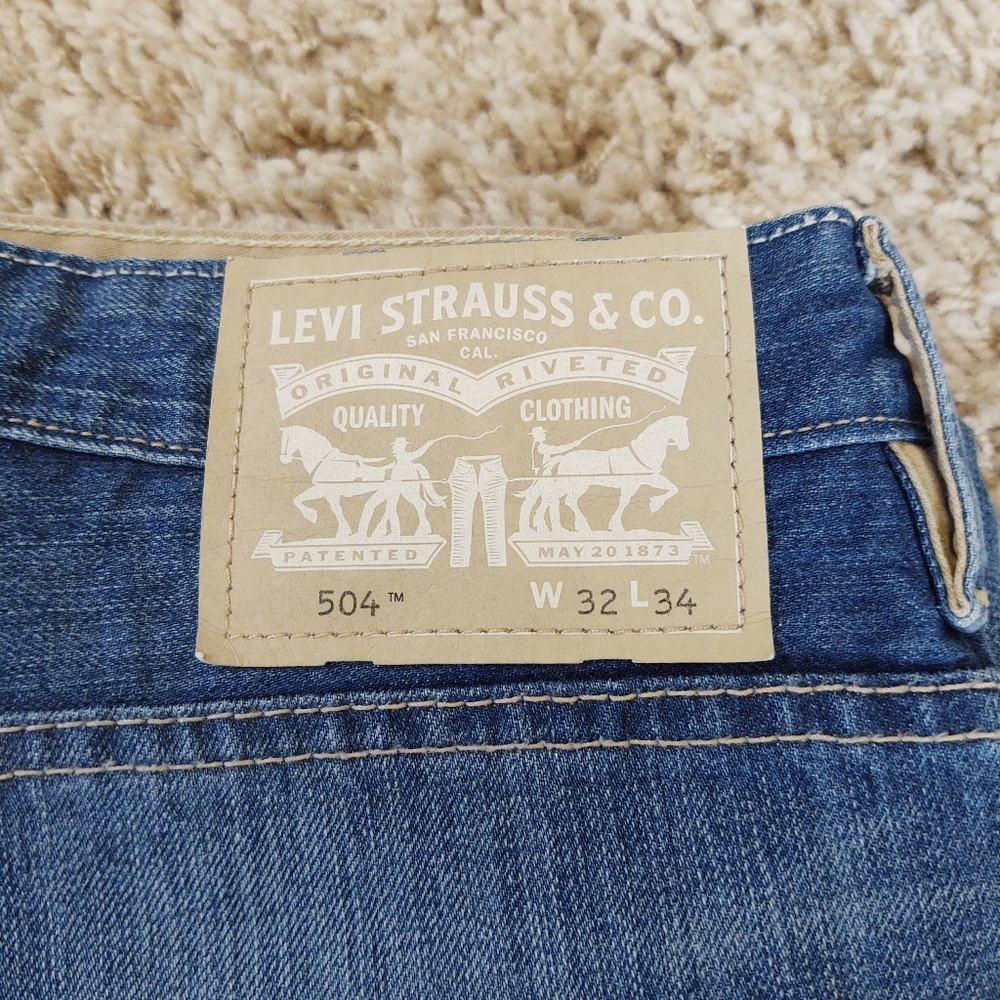 32/34 distressed Levi Strauss